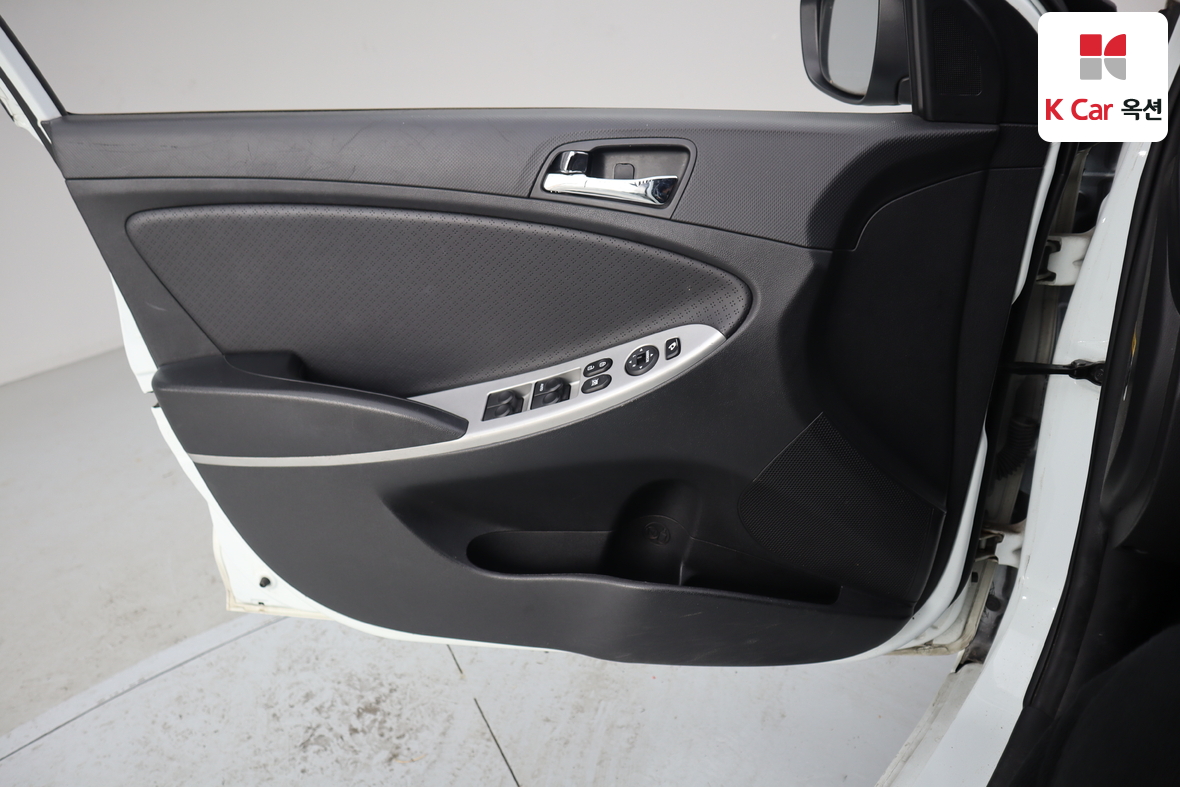 Hyundai Accent 2012 - Image 8