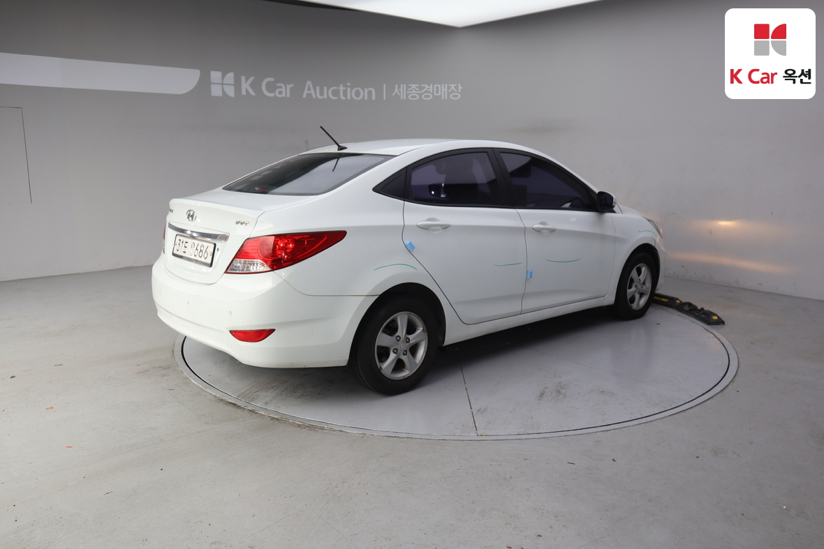 Hyundai Accent 2012 - Image 2