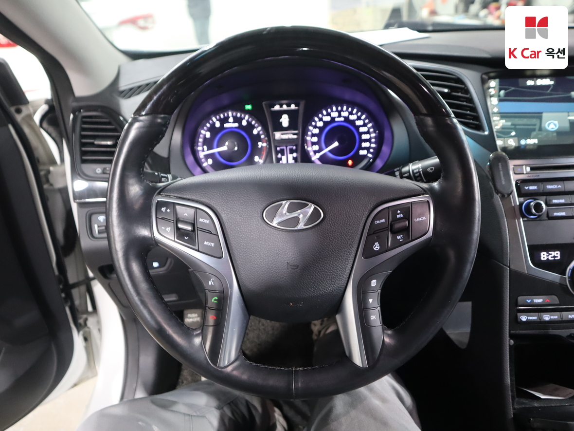 Hyundai AZERA 2017 - Image 10