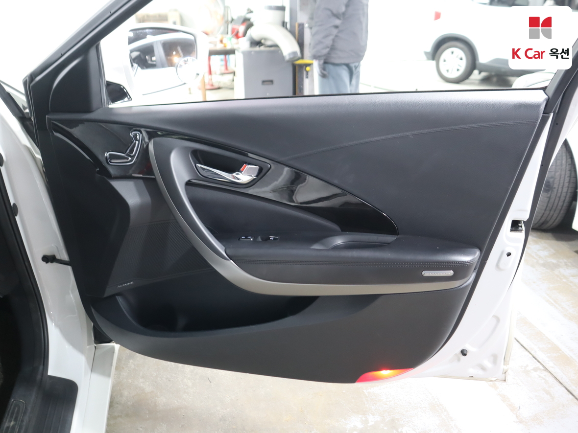 Hyundai AZERA 2017 - Image 32