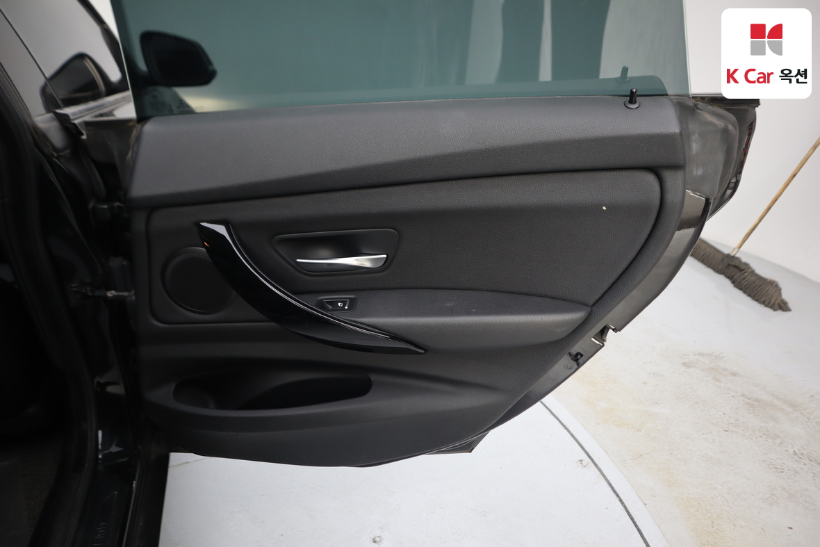 BMW 3 Series 2018 - Image 31