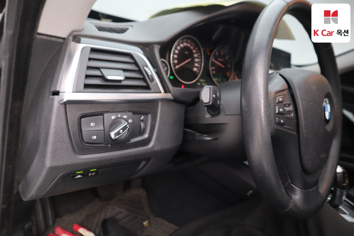 BMW 3 Series 2018 - Image 9