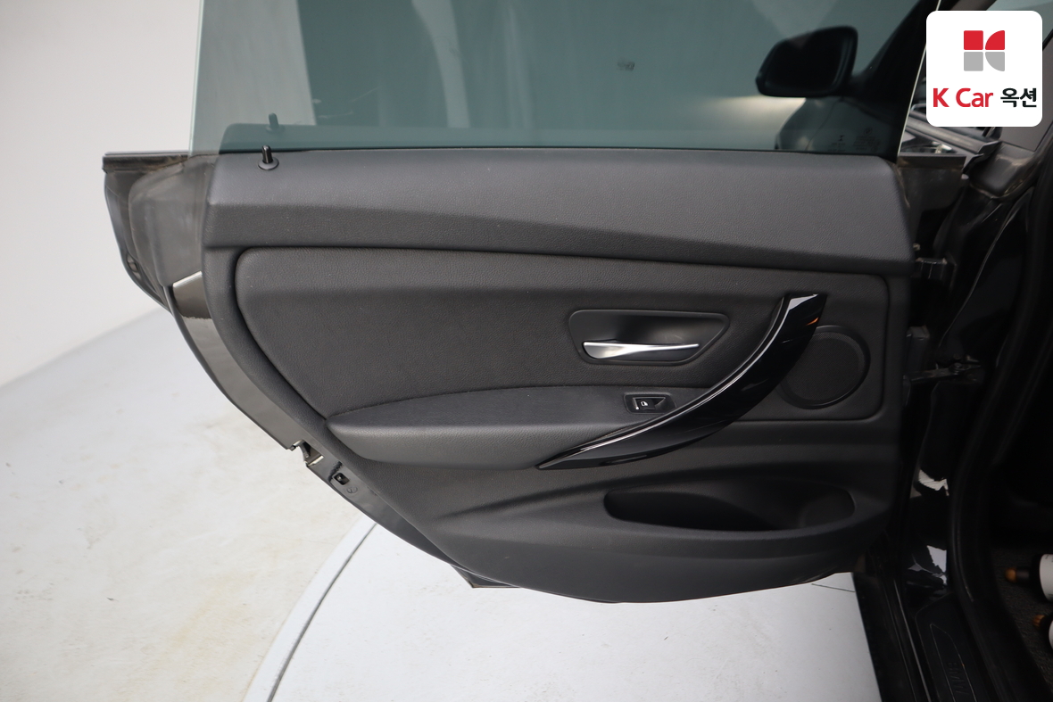 BMW 3 Series 2018 - Image 26