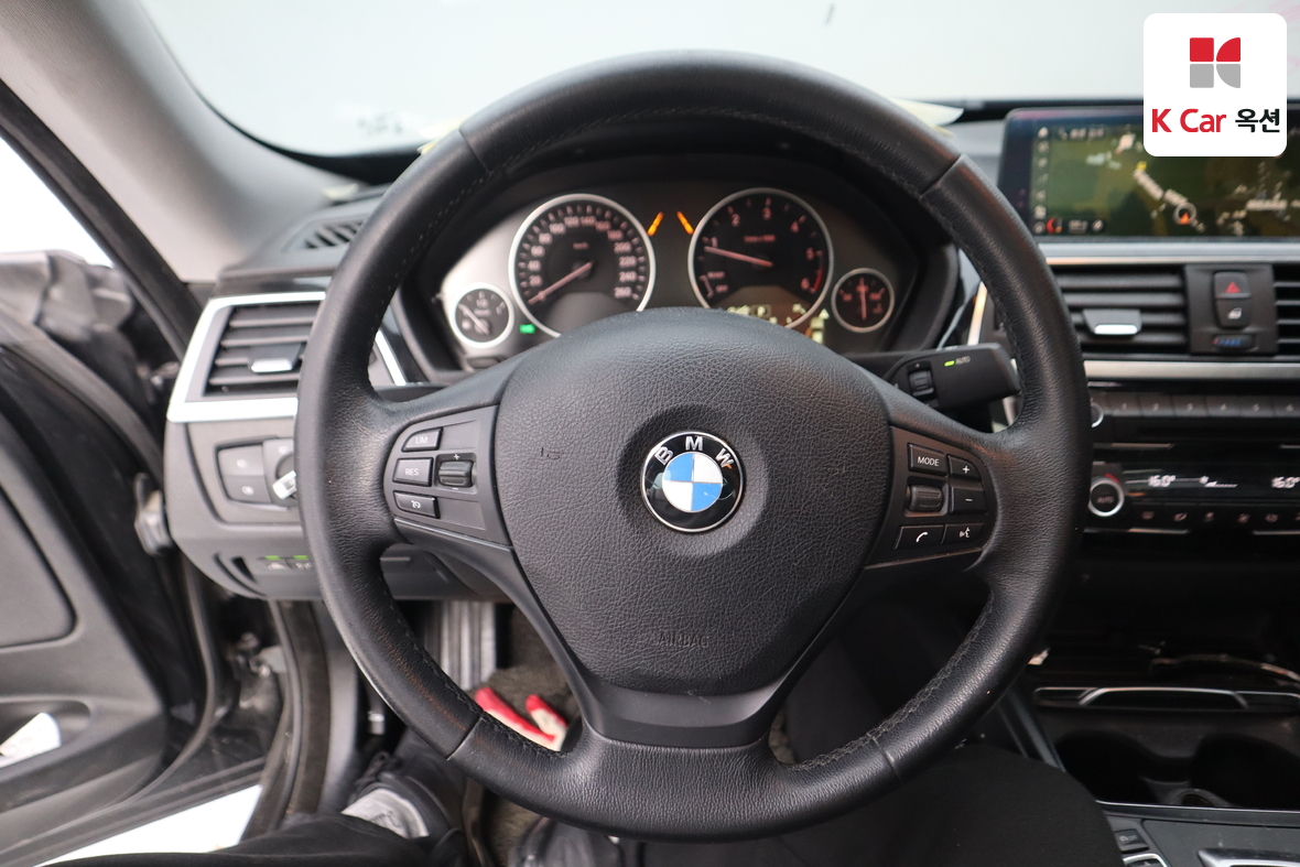 BMW 3 Series 2018 - Image 10