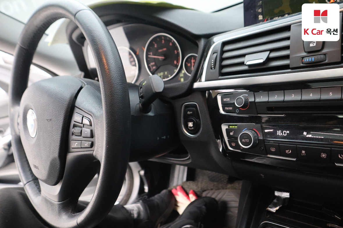 BMW 3 Series 2018 - Image 11