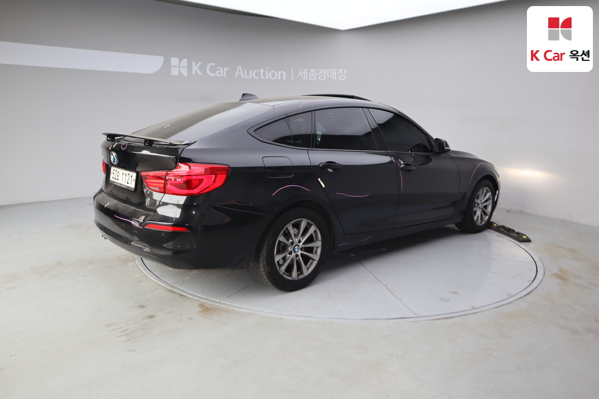 BMW 3 Series 2018 - Image 2