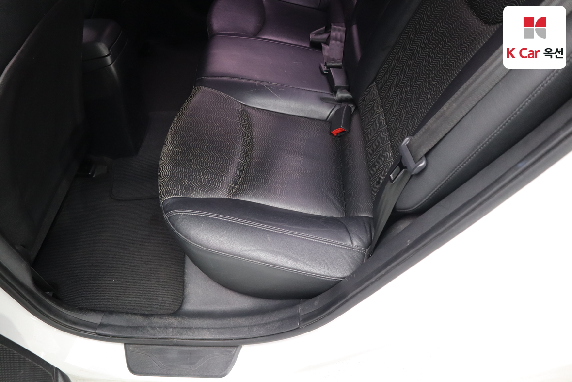 Hyundai Elantra 2011 - Image 21