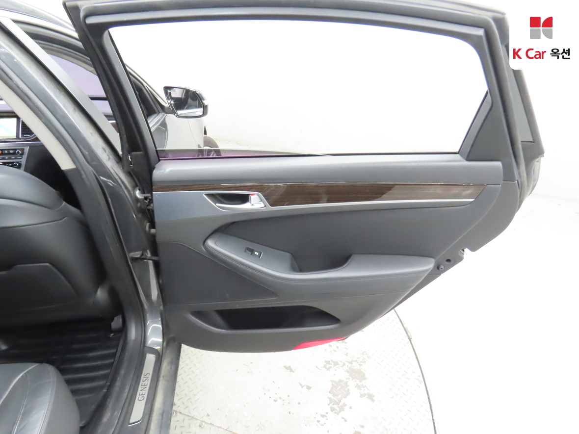 Genesis G80 2017 - Image 27