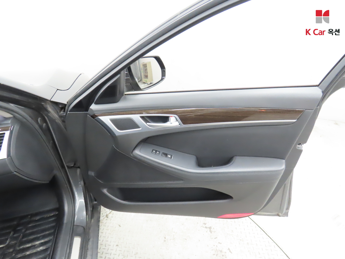 Genesis G80 2017 - Image 29