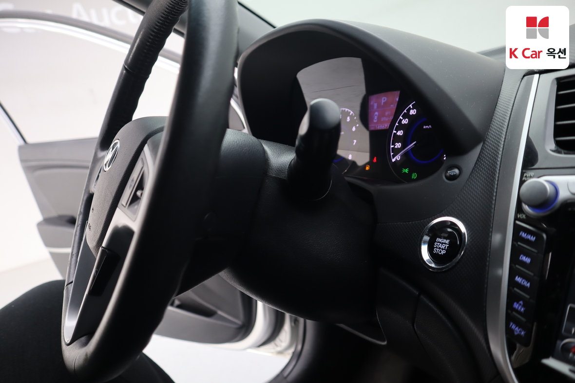 Hyundai Accent 2011 - Image 11