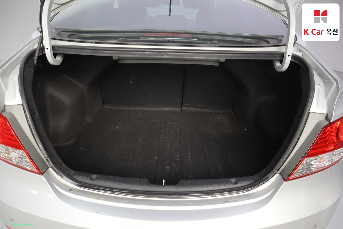 Hyundai Accent 2011 - Image 23