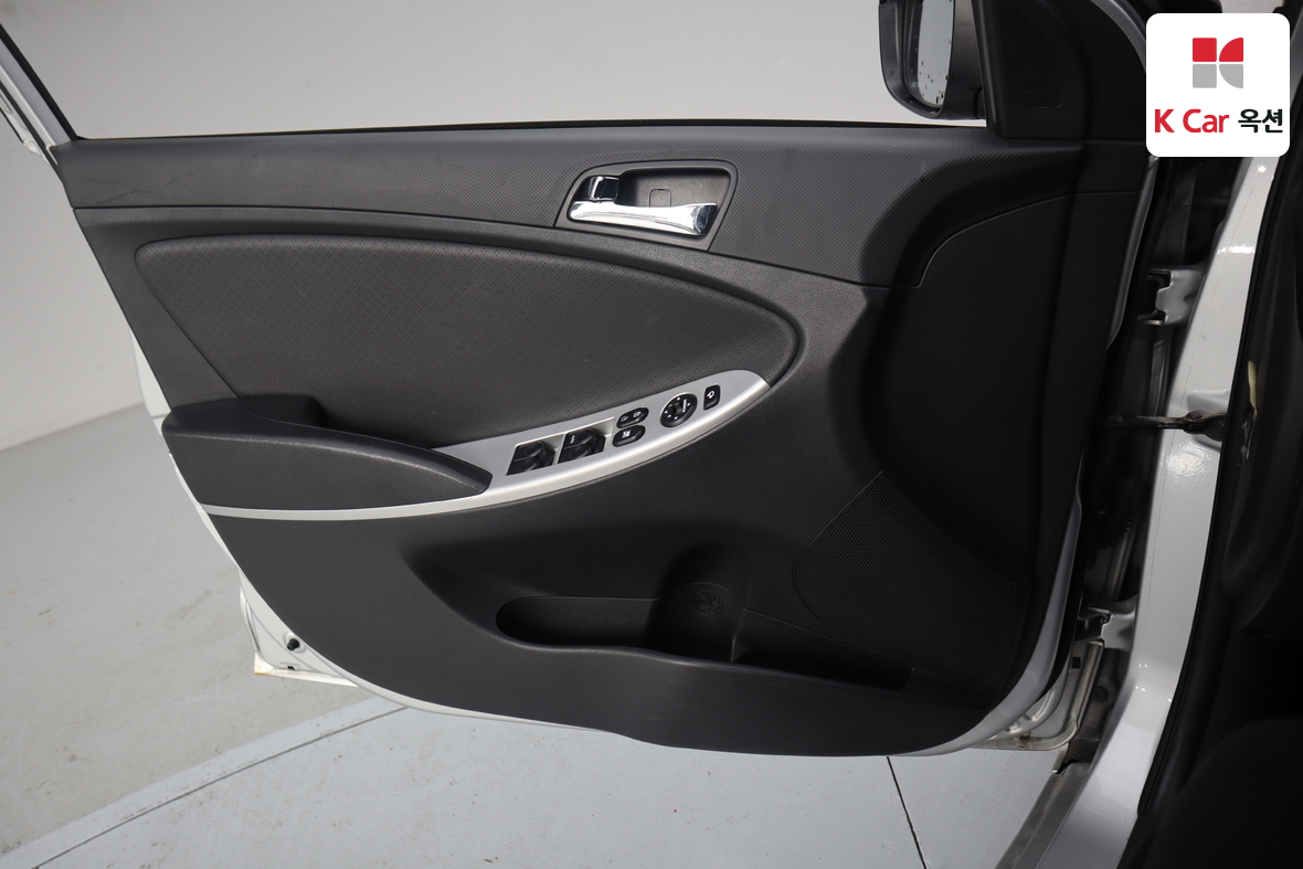 Hyundai Accent 2011 - Image 8