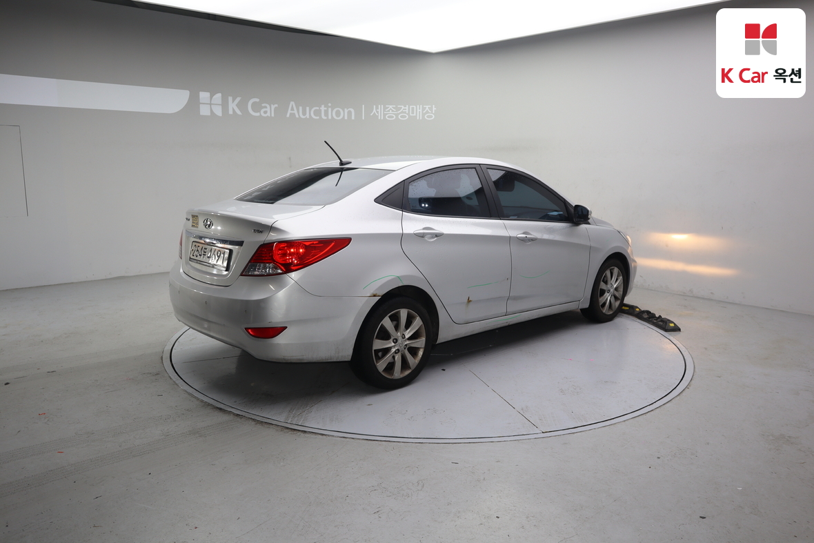 Hyundai Accent 2011 - Image 2