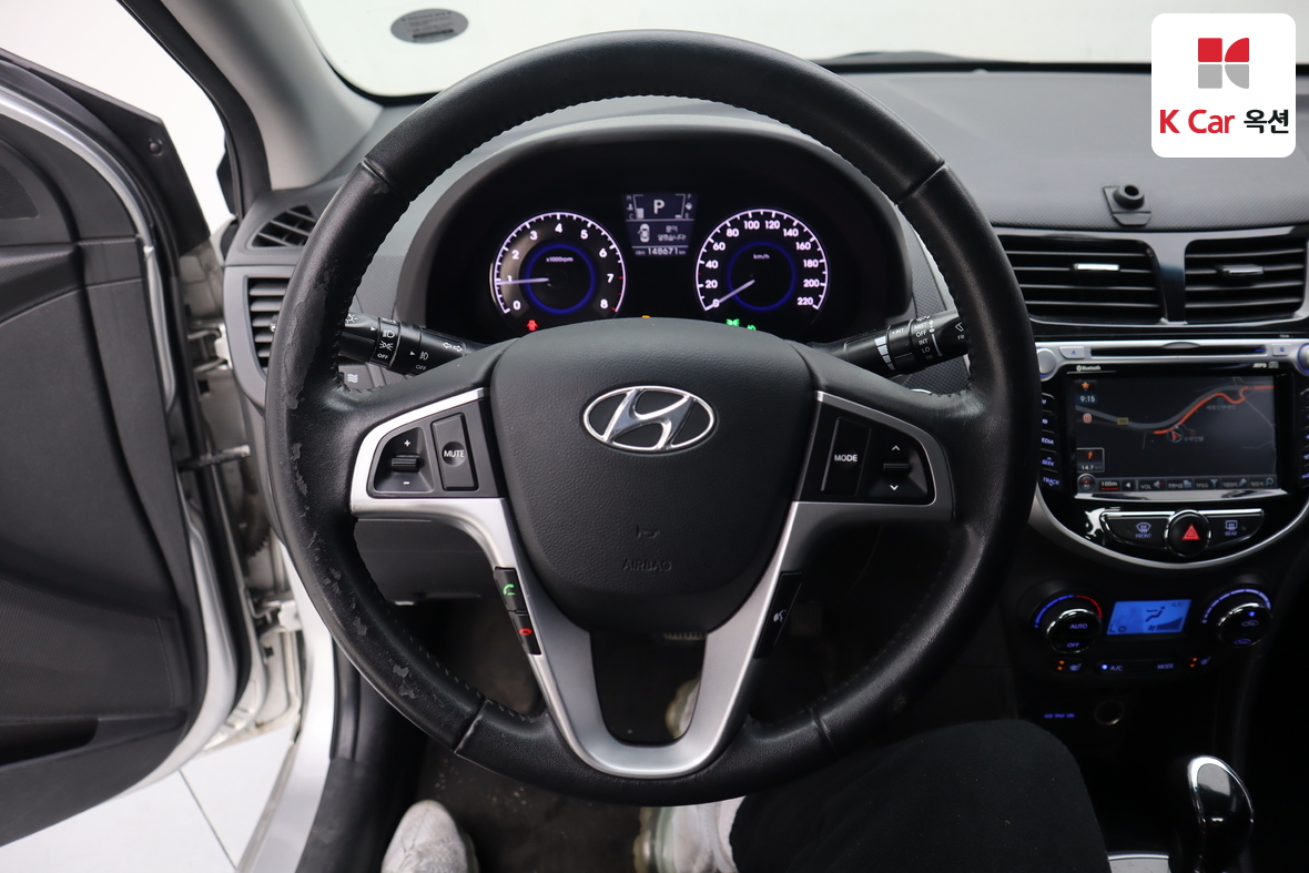 Hyundai Accent 2011 - Image 10