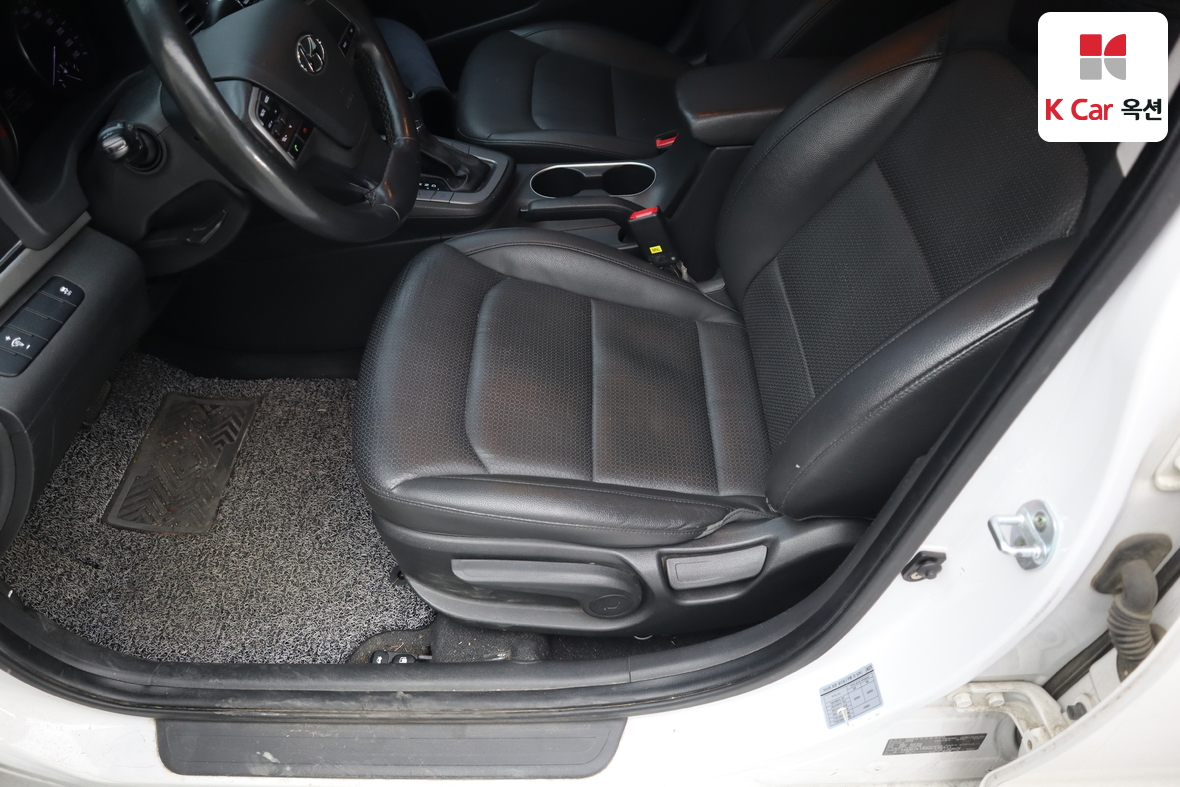 Hyundai Elantra 2016 - Image 18