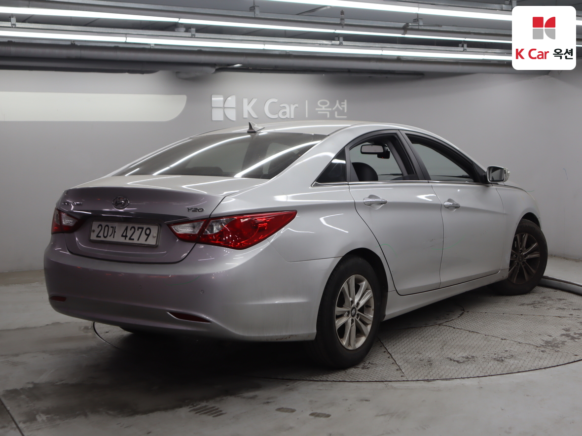 Hyundai Sonata 2011 - Image 2