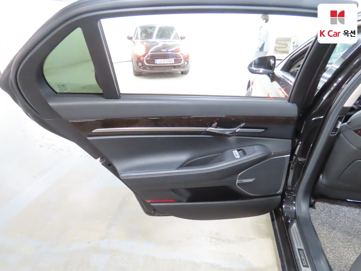 Genesis G90 - 23