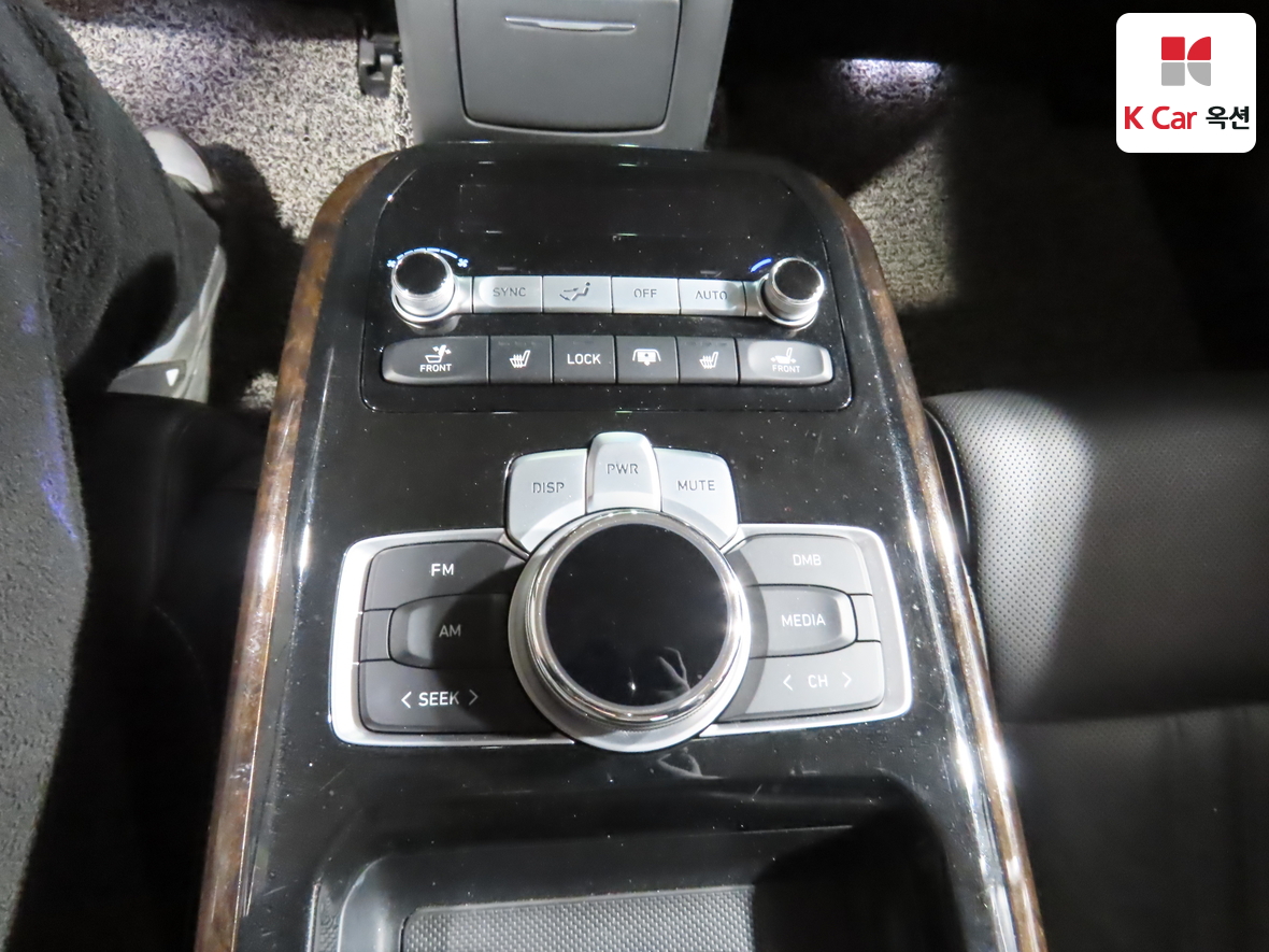 Genesis G90 - 25