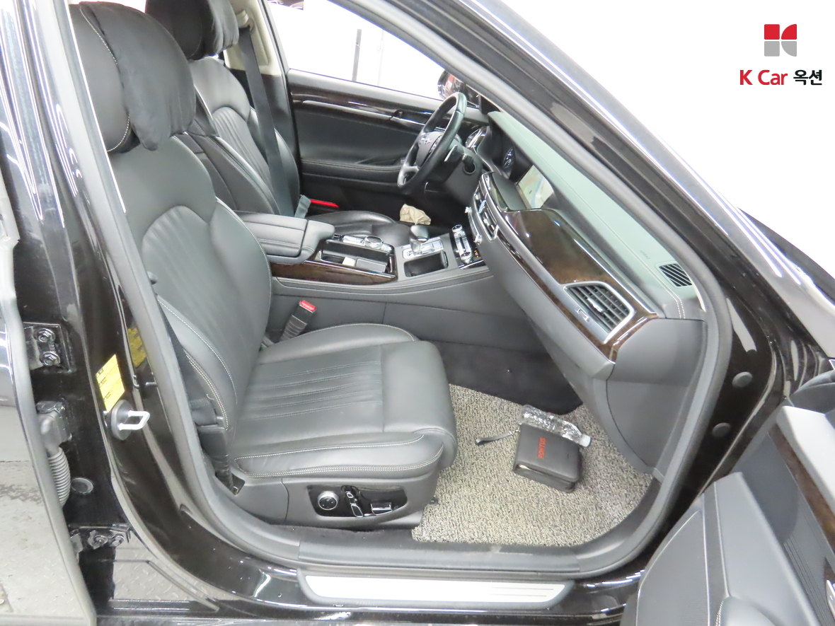 Genesis G90 - 32