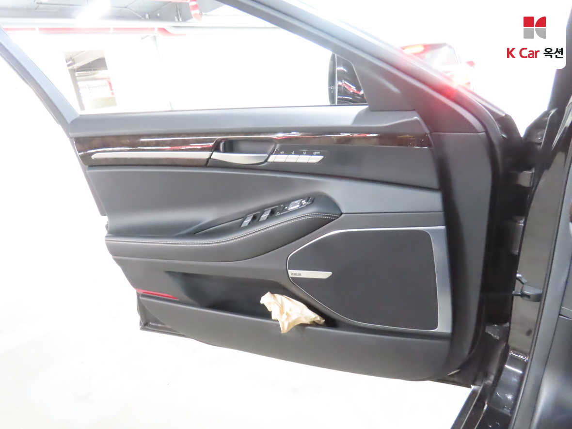 Genesis G90 - 8