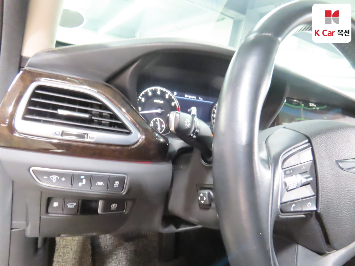 Genesis G90 - 9