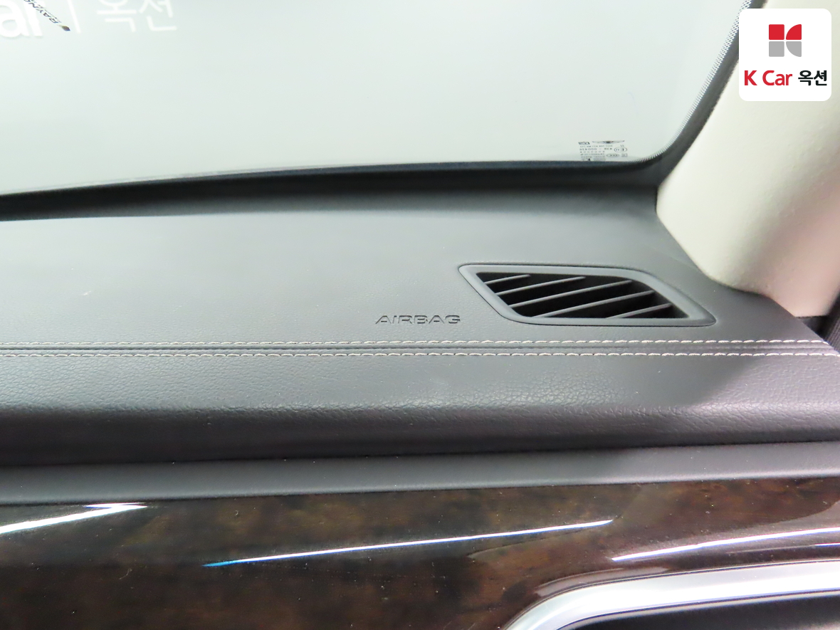 Genesis G90 - 33