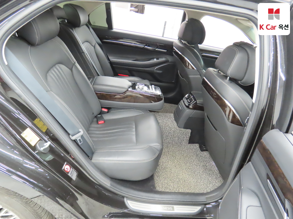Genesis G90 - 30