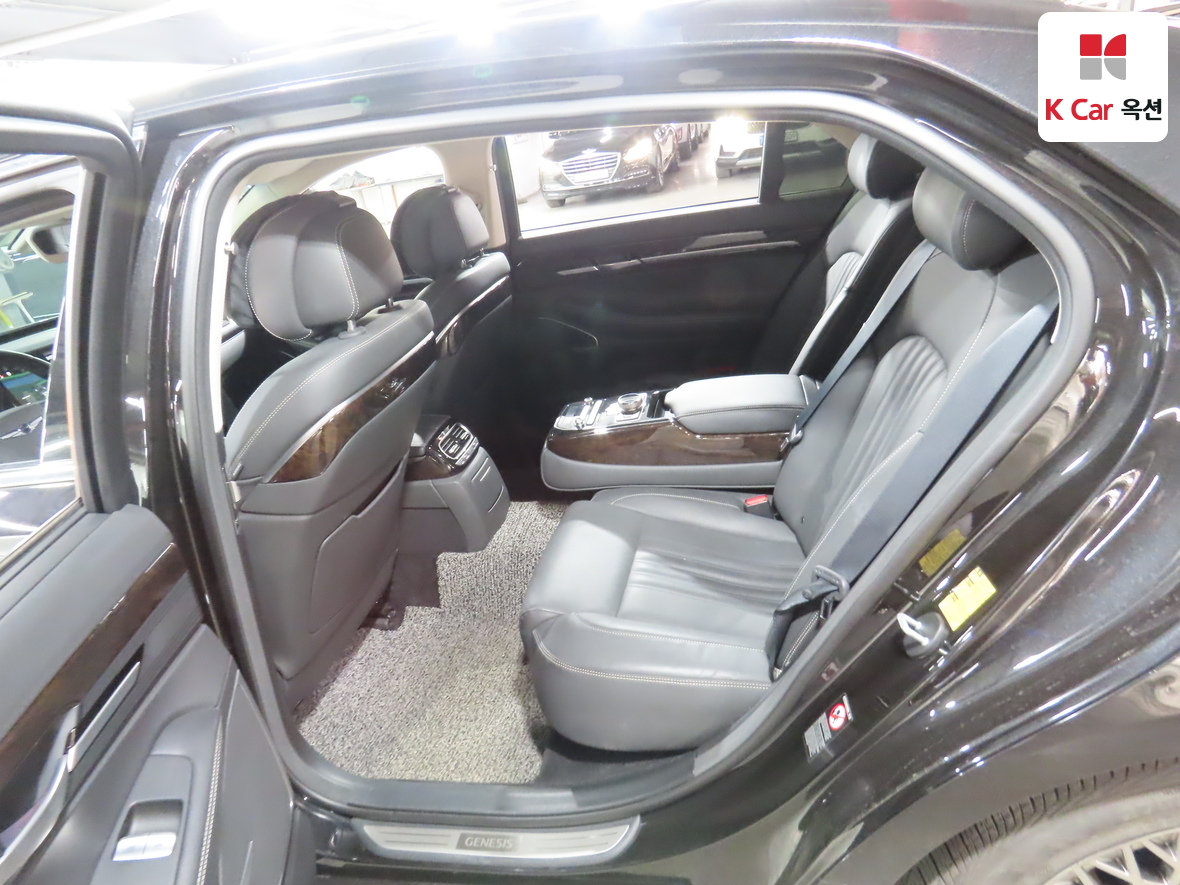 Genesis G90 - 24