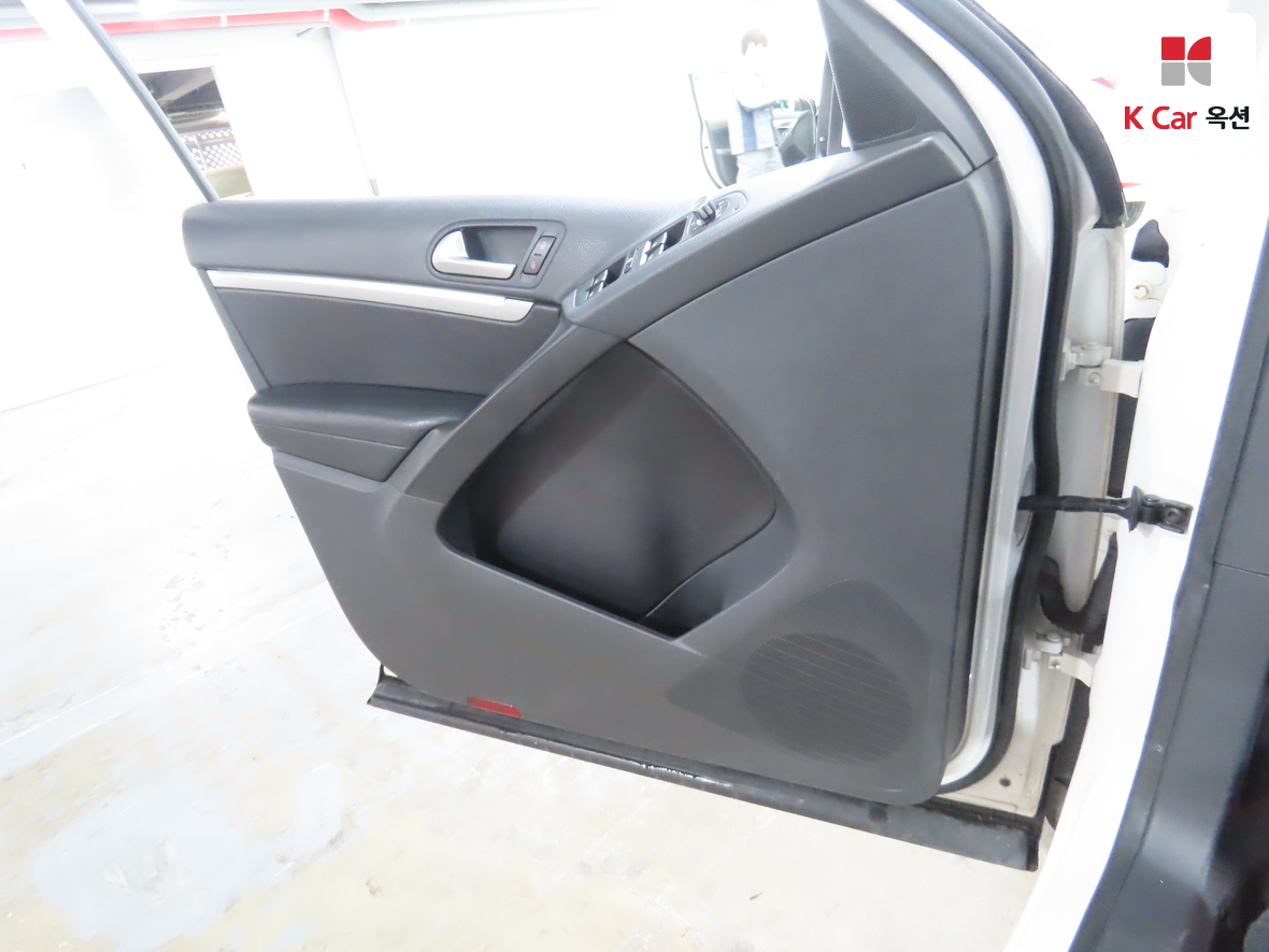 Volkswagen Tiguan 2013 - Image 8