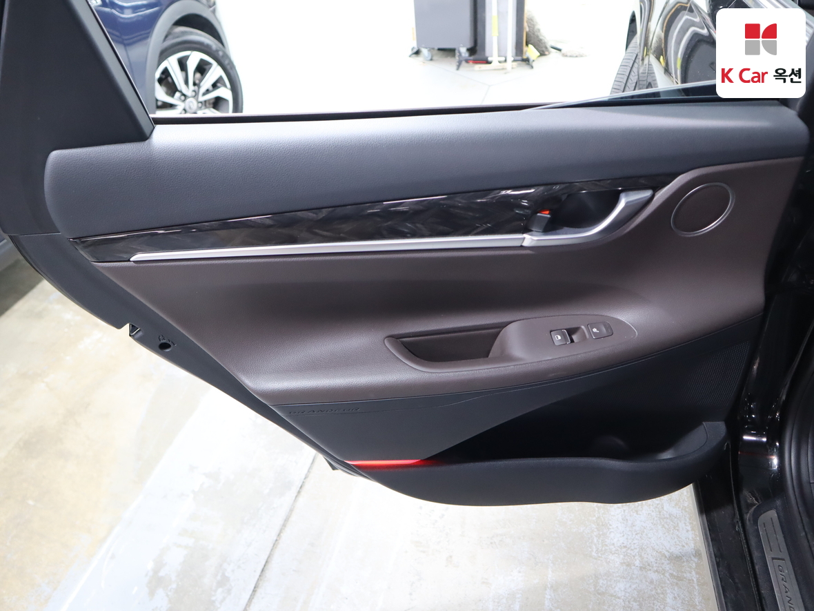 Hyundai AZERA 2019 - Image 21