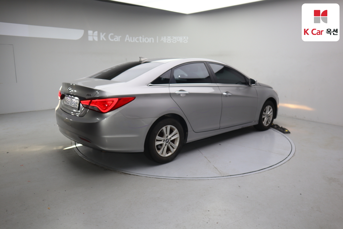 Hyundai Sonata 2010 - Image 2