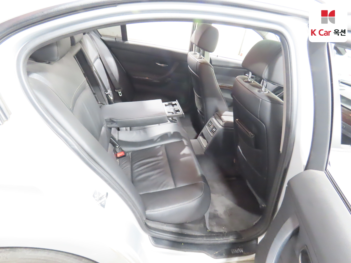 BMW 3 Series 2010 - Image 30