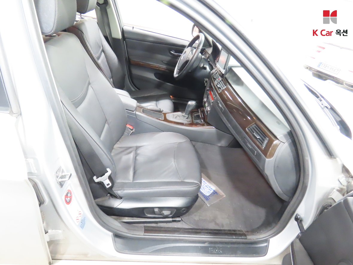 BMW 3 Series 2010 - Image 32