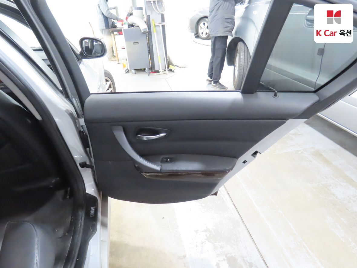 BMW 3 Series 2010 - Image 29