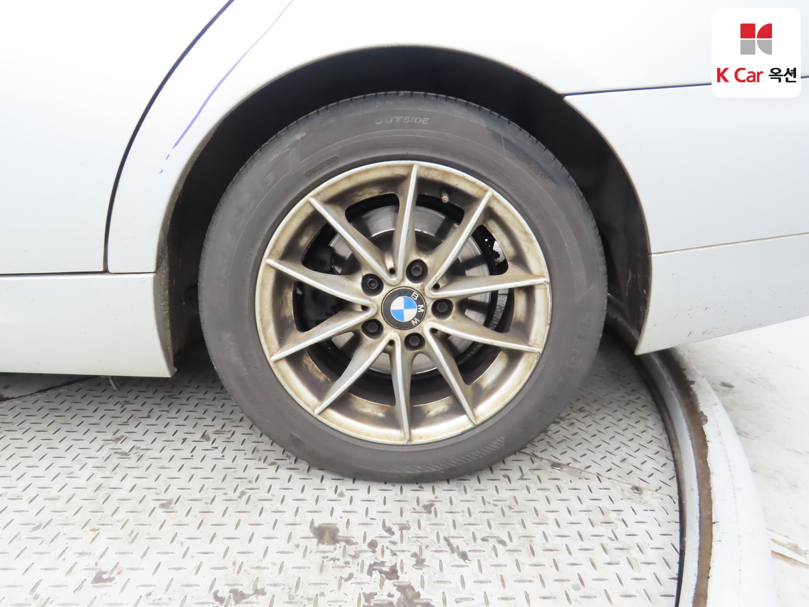 BMW 3 Series 2010 - Image 50