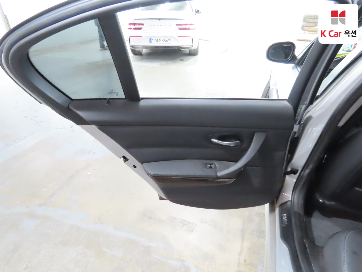 BMW 3 Series 2010 - Image 25