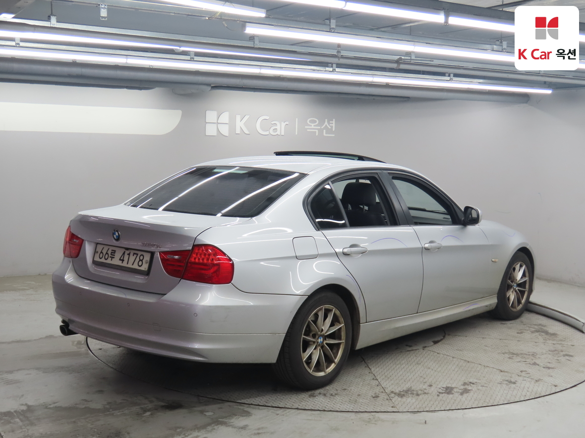 BMW 3 Series 2010 - Image 2