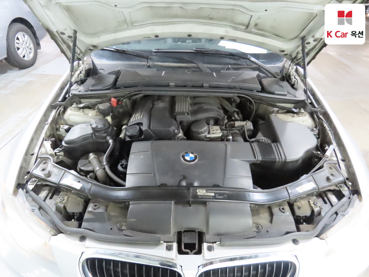 BMW 3 Series 2010 - Image 35