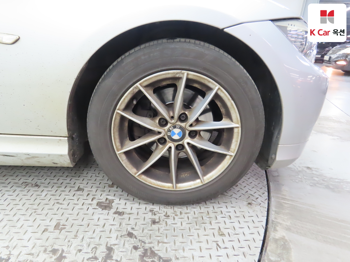 BMW 3 Series 2010 - Image 52