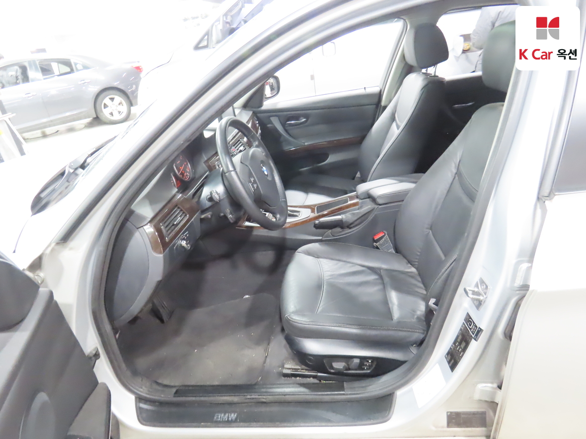 BMW 3 Series 2010 - Image 19