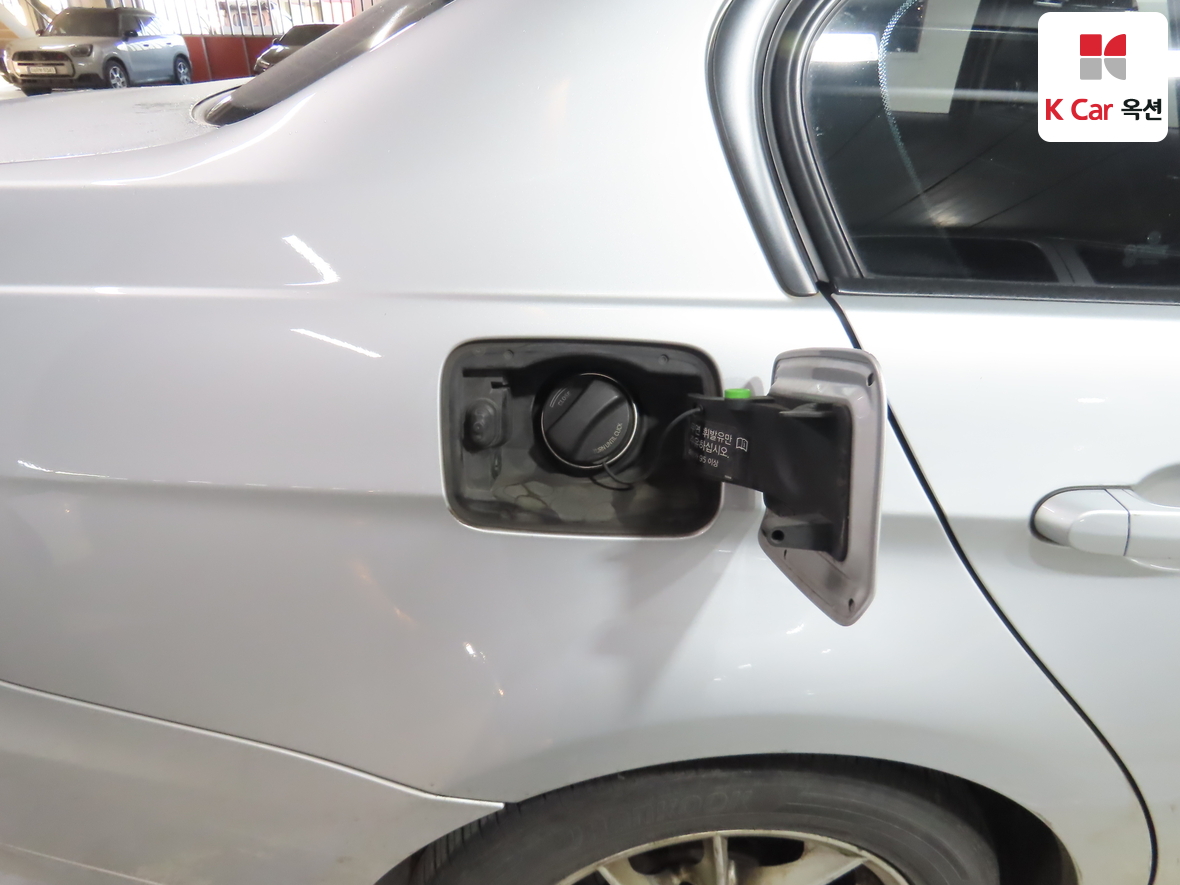 BMW 3 Series 2010 - Image 28