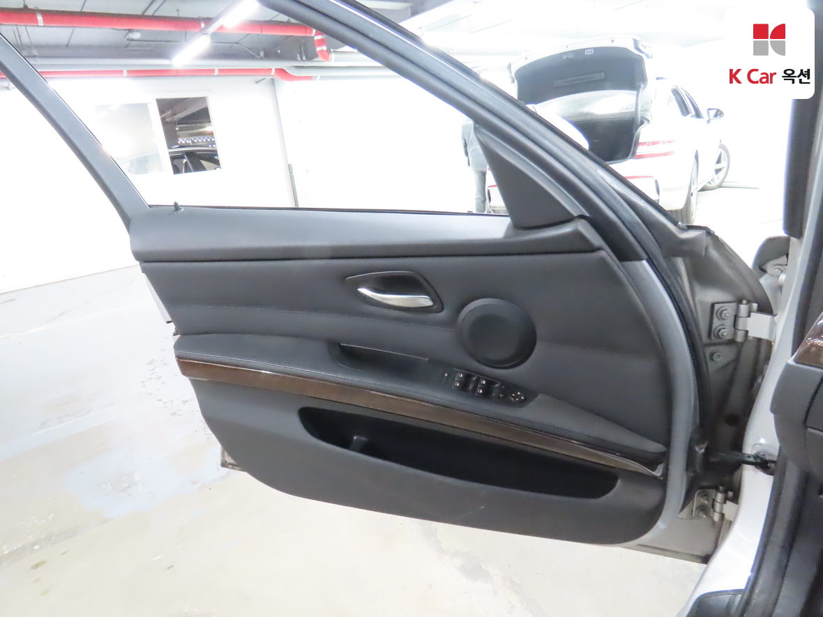 BMW 3 Series 2010 - Image 8