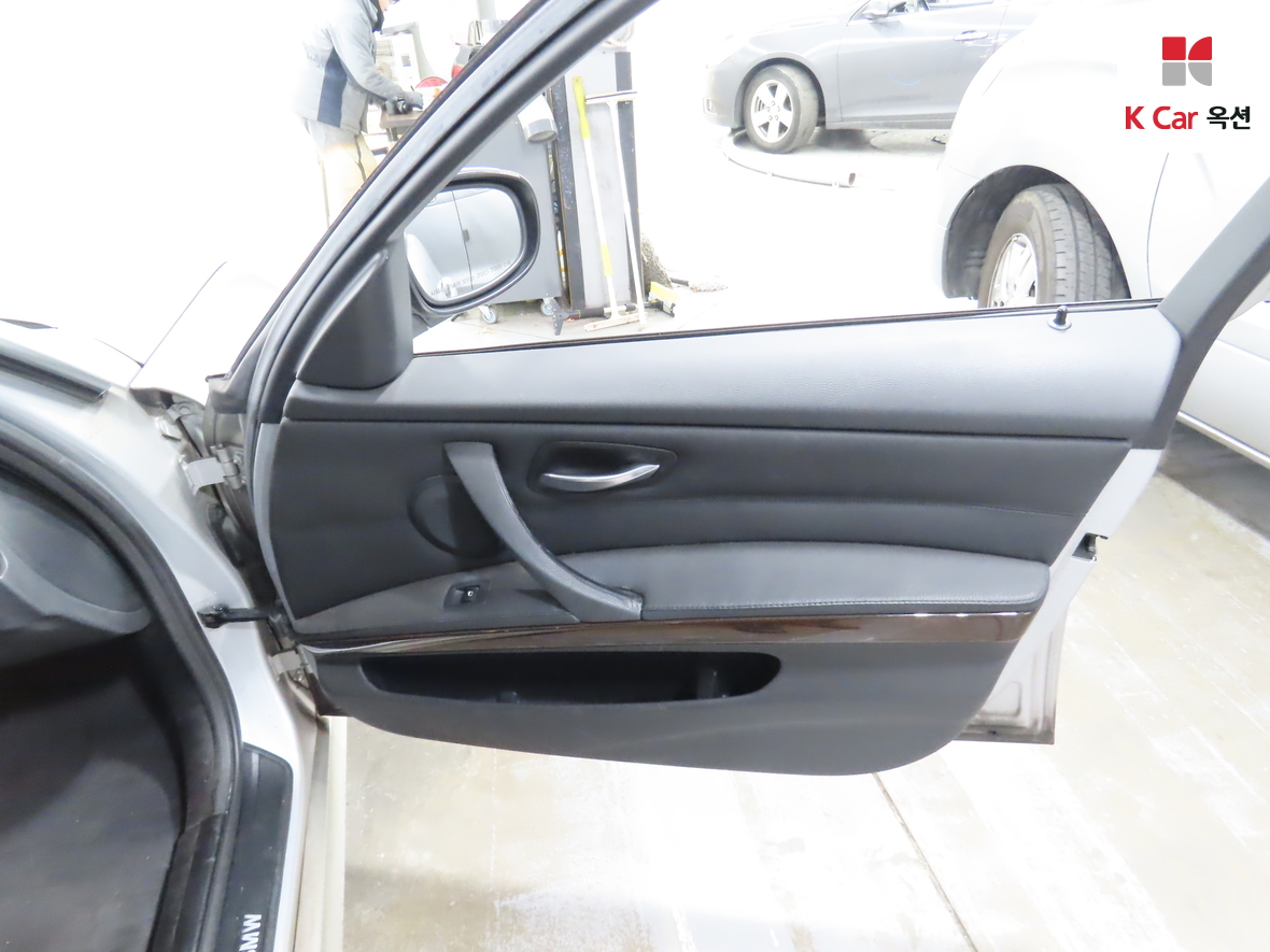 BMW 3 Series 2010 - Image 31