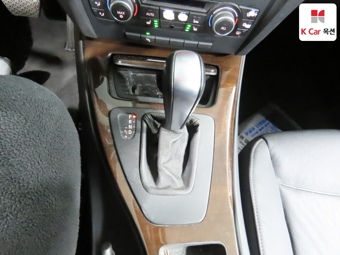 BMW 3 Series 2010 - Image 17