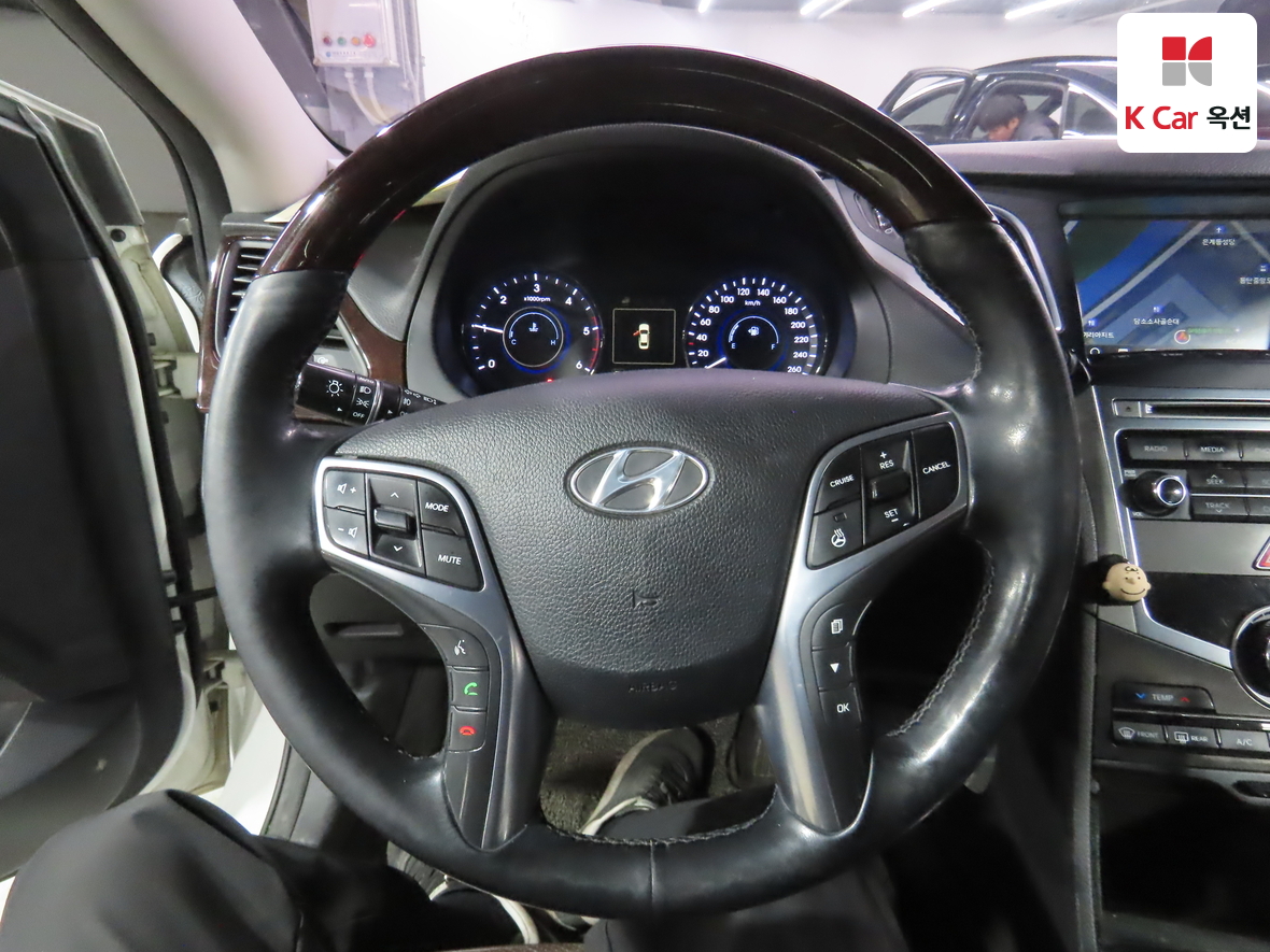 Hyundai AZERA 2015 - Image 10