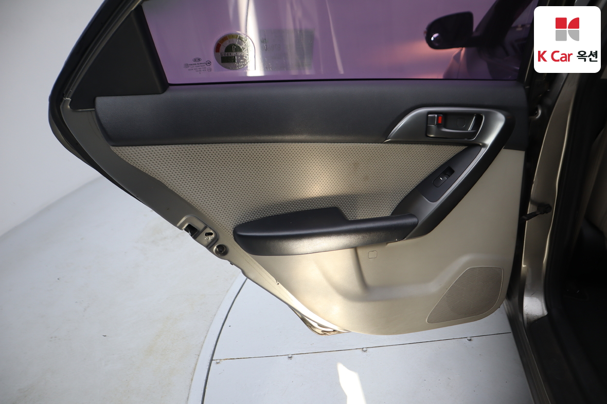 كيا فورتي 2010 - صورة 20