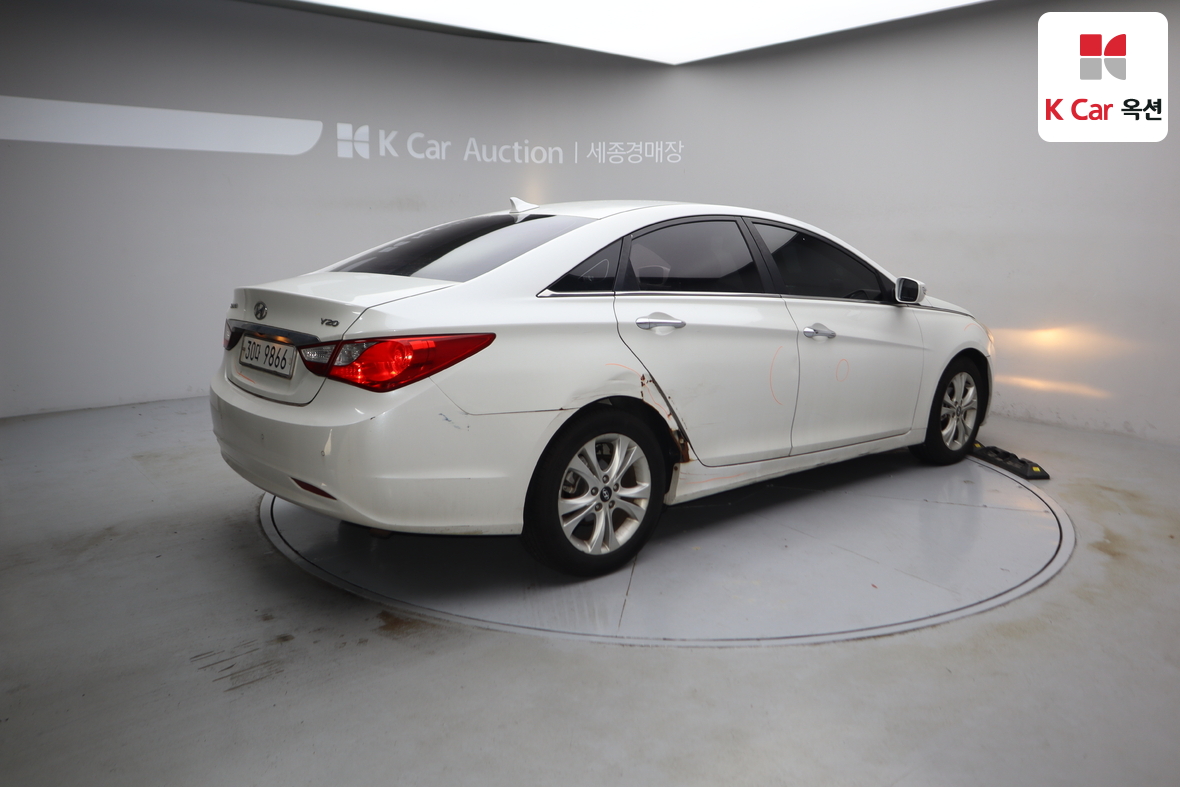 Hyundai Sonata 2010 - Image 2