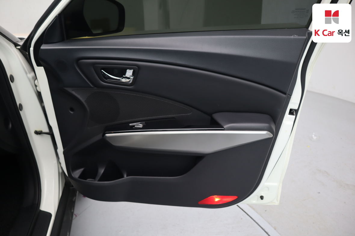 KG Mobility Tivoli 2016 - Image 28