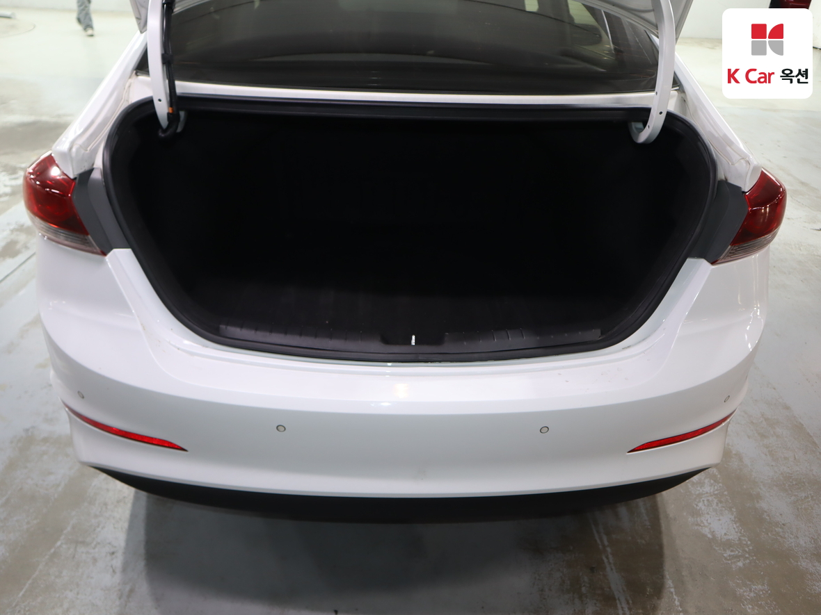 Hyundai Elantra 2018 - Image 24