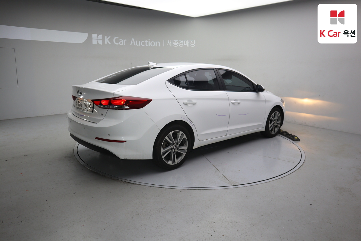 Hyundai Elantra 2018 - Image 2